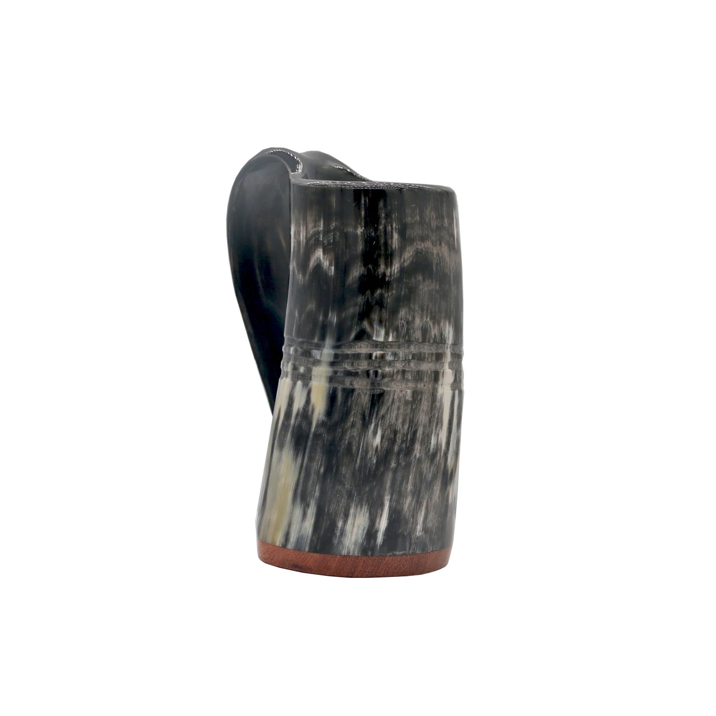 Authentischer Trinkhumpen aus Naturhorn mit geschnitzten Details und Holzsockel