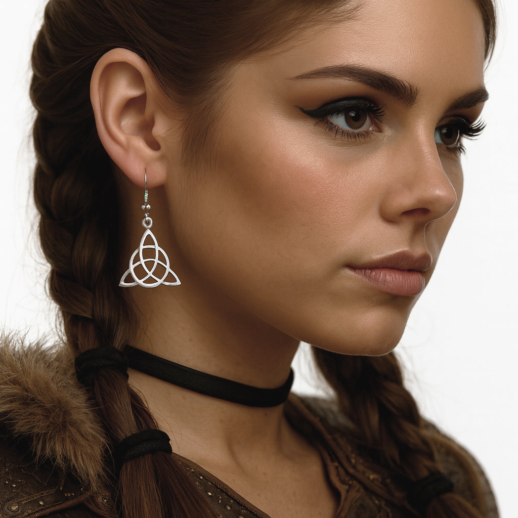 Wikingerin trägt hochglanzpolierten Triquetra Ohrring im keltischen Knoten Design.
