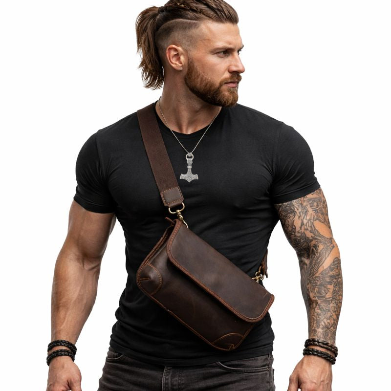 Herren Umhängetasche aus echtem Rindsleder – frontale Trageansicht am Körper