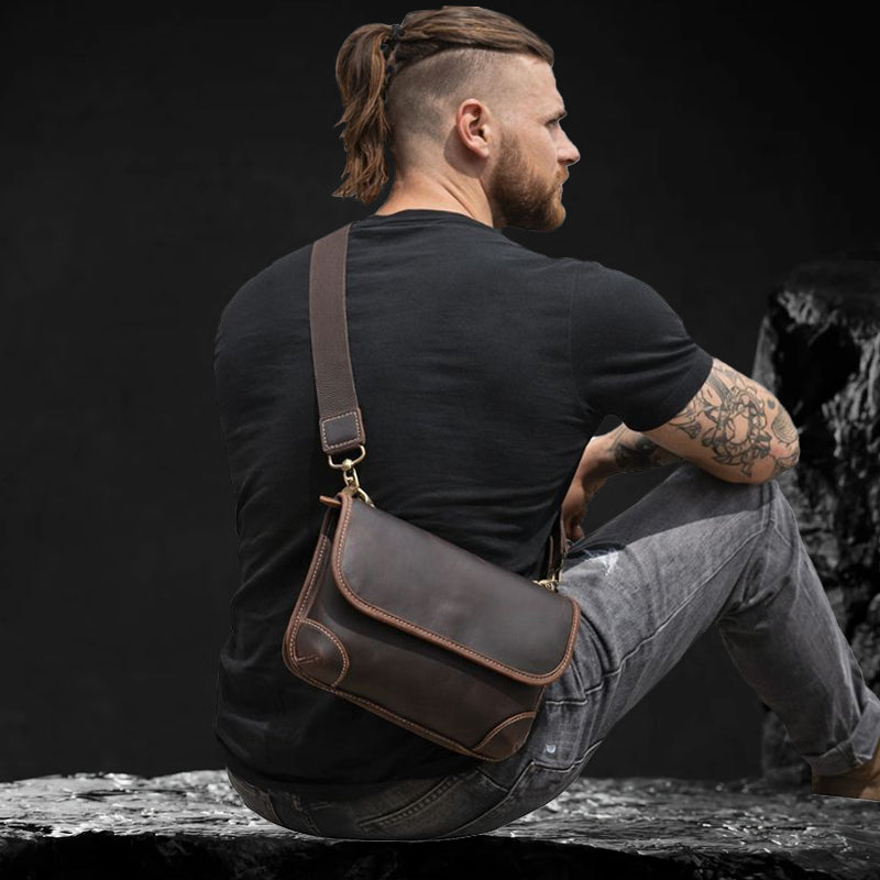 Echtleder Umhängetasche aus Crazy Horse Leder – seitliche Trageansicht, Herren