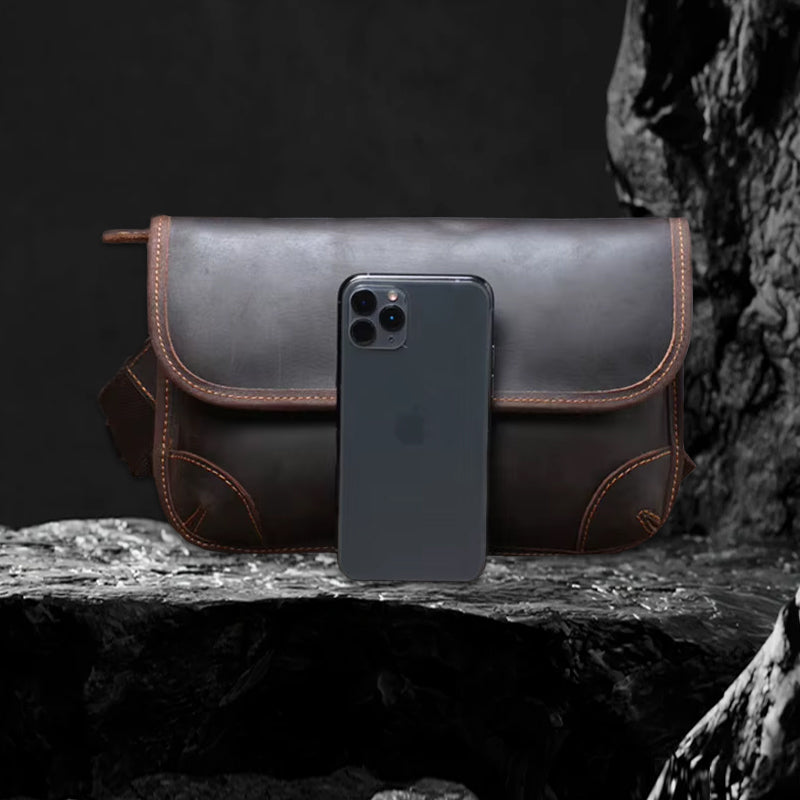 Echtleder Umhängetasche Herren aus Rindsleder – Grössenvergleich mit Smartphone