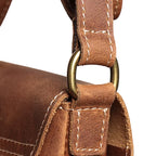 Detailaufnahme der Umhängetasche aus echtem Rindsleder – Modell ODIN in Braun, robuste Nahtverarbeitung mit Messingring und handgefertigtem Lederriemen im Nordskulls Stil