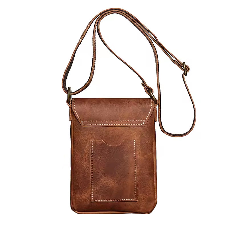 Rückseite der Umhängetasche aus echtem Rindsleder – Modell ODIN in Braun, mit Aussentasche und verstellbarem Schulterriemen, handgefertigt im Nordskulls Stil