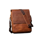 Umhängetasche aus Echtleder – schräge Frontansicht
