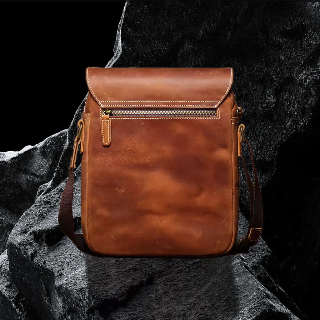 Umhängetasche aus Echtleder – Rückansicht mit Reissverschlussfach