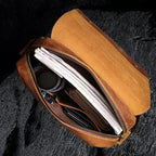 Umhängetasche aus Echtleder – geöffnete Tasche mit Innenfächern