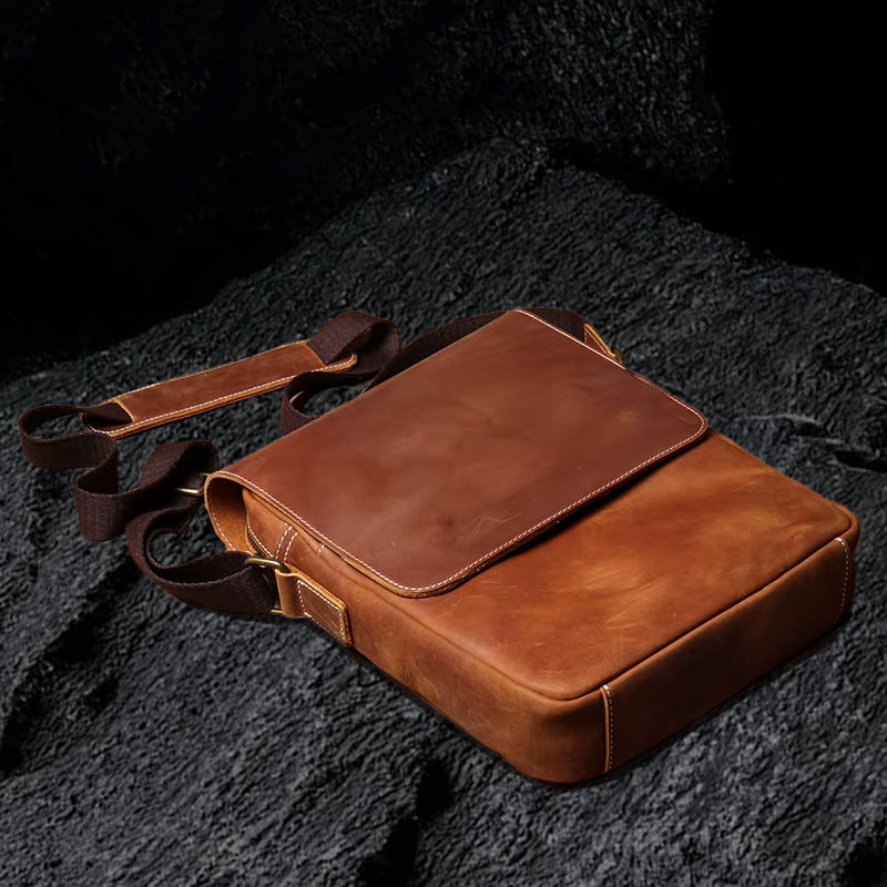 Umhängetasche aus Echtleder – liegend, geschlossene Ansicht