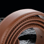 Echtleder-Gurt für Damen aus braunem Rindsleder auf schwarzem Steinfelsen – aufgerollte Detailansicht