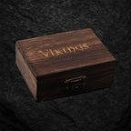 Viking Armring Oath Ring – edle Holzbox mit Wikinger-Gravur, fotografiert auf nordischem Granit-Hintergrund, stilvolle Aufbewahrung für Armreifen & Schmuck