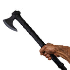 Wikinger-Axt „Ragnar“ mit schwarzem Axtschaft & Stahlklinge – gehalten von kräftiger Hand vor weissem Hintergrund | NORDSKULLS