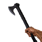 Wikinger-Axt „Ragnar“ mit schwarzem Axtschaft und Stahlklinge – gehalten von einer kräftigen, muskulösen Hand | NORDSKULLS