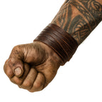 Wikinger Lederarmband TYR-BULL in Braun – breites Rindsleder-Armband am tätowierten Wikinger-Unterarm, robust & authentisch