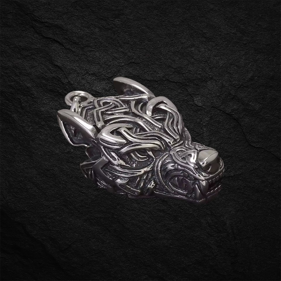 Detailaufnahme Wolfskopf-Amulett aus 925 Sterling Silber – Wikinger Schmuck auf dunklem Hintergrund