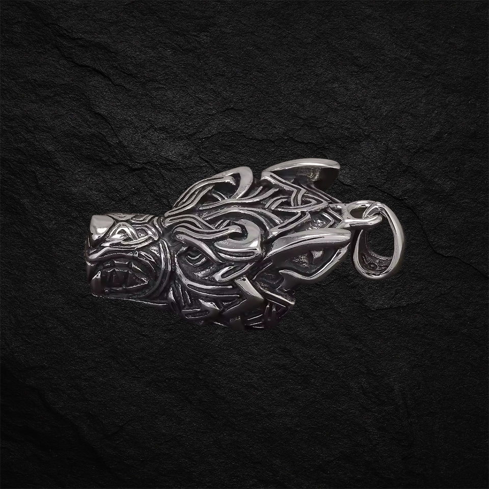 Silberner Wikinger-Wolfskopf-Anhänger seitlich fotografiert auf schwarzem Hintergrund