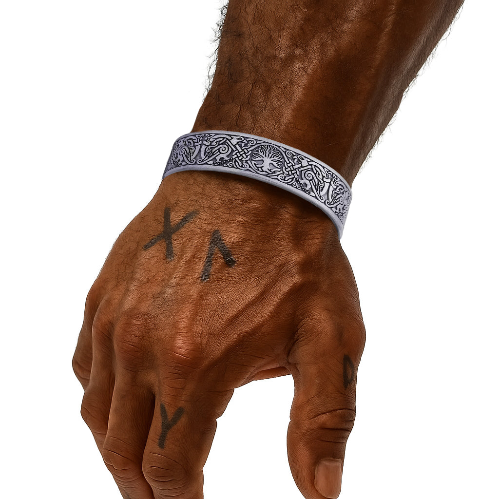 Wikinger Armreif Yggdrasil kaufen – nordischer Armreif mit Weltenbaum Symbol an tätowierter Wikinger-Hand
