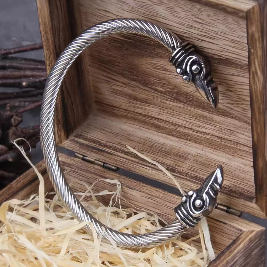 Wikinger Armring VIKING-OATH Silber – nordischer Edelstahl Armreif im Raben-Design, präsentiert in rustikaler Holzbox