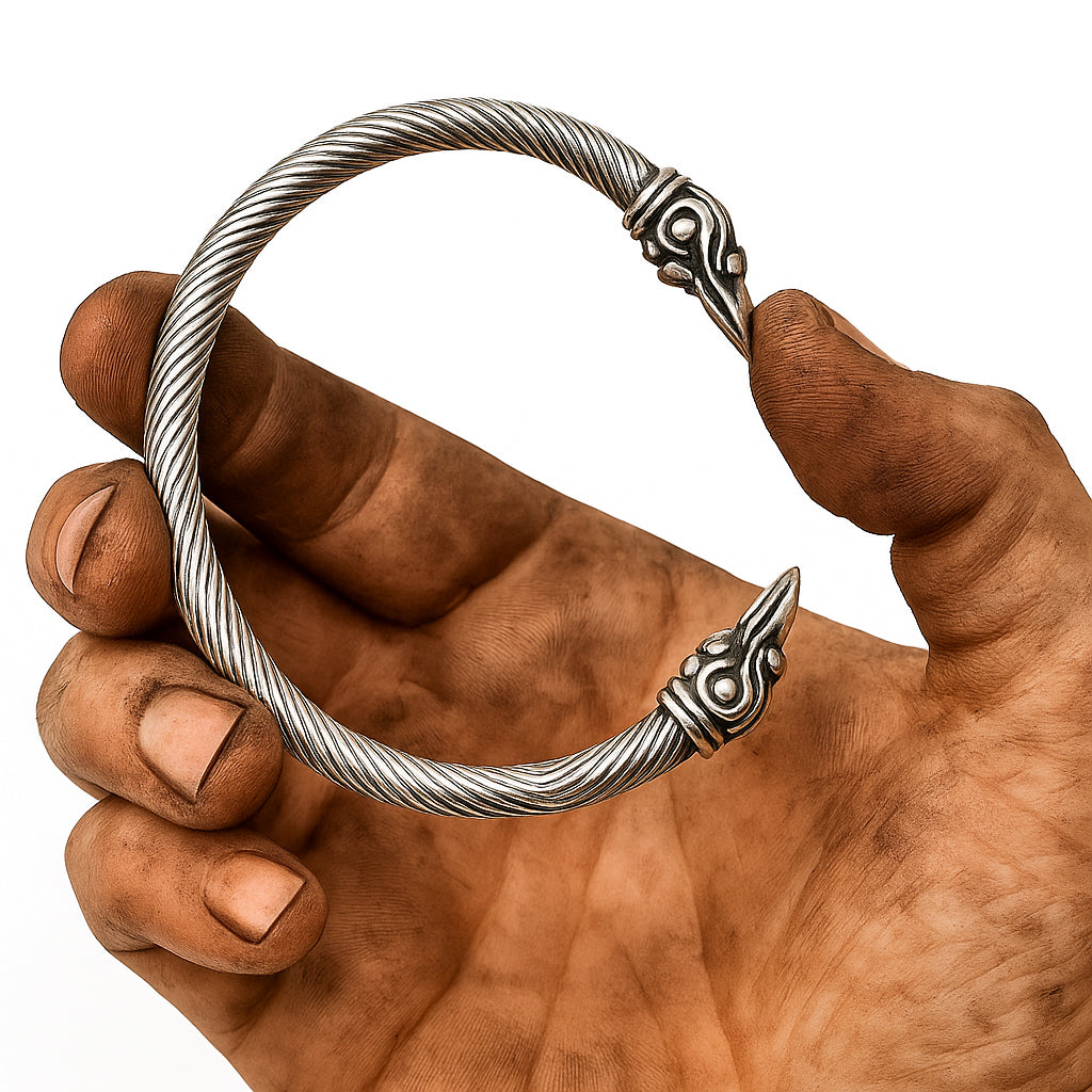 VIKING-OATH Wikinger Armring Silber – nordischer Edelstahl Armreif im Raben-Stil, gehalten von einer rauen Wikinger-Hand