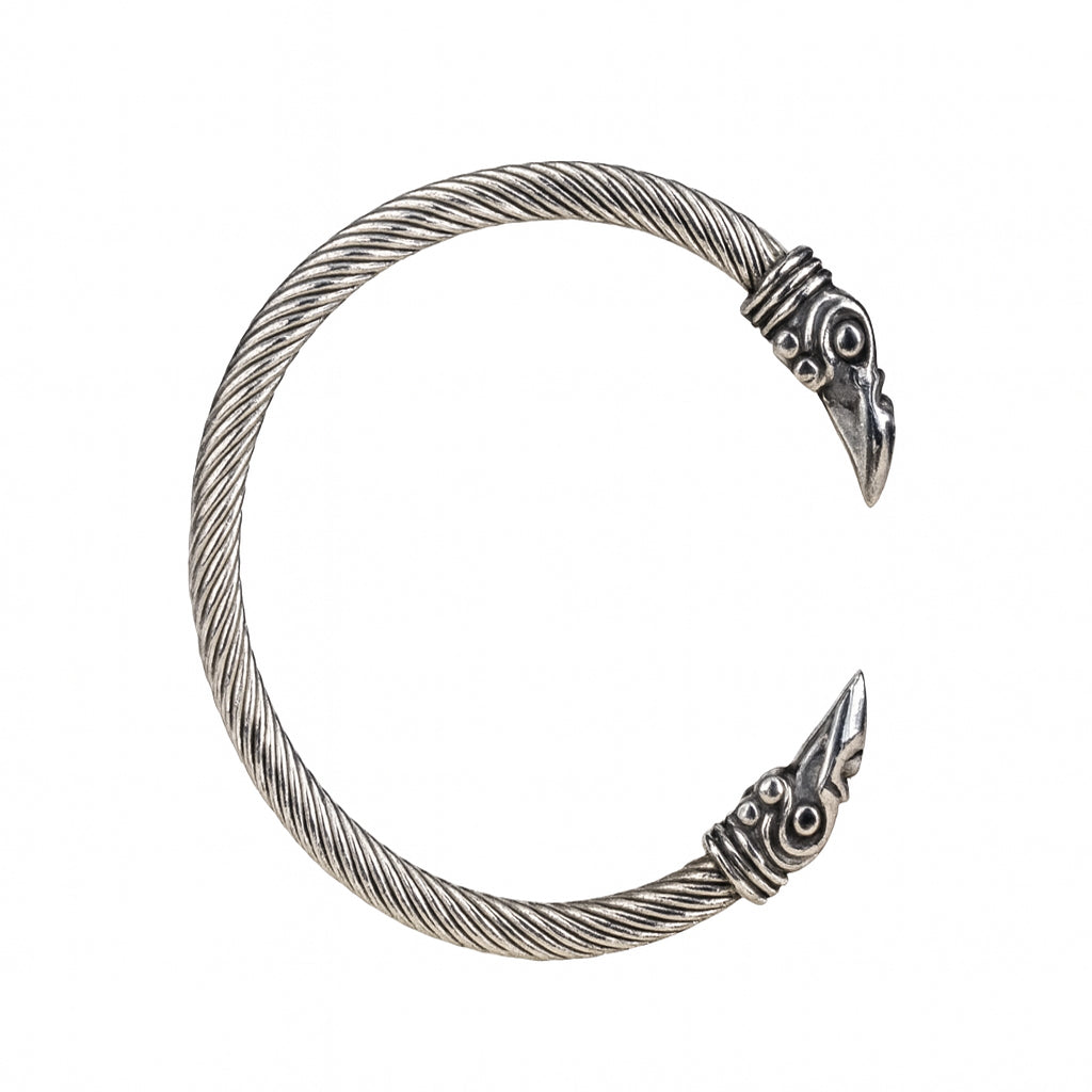 Silberner Wikinger Armring VIKING-OATH aus Edelstahl im nordischen Raben-Design – Produktaufnahme auf weißem Hintergrund