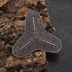 Dreiarmige Wikinger Brosche Celtic Brooch in Silberoptik – nordische Gewandnadel mit filigranen Gravuren, detailreich gearbeitet, ideal für LARP und Reenactment