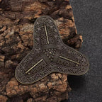 Dreiarmige Wikinger Brosche Celtic Brooch in Goldoptik – nordische Gewandnadel mit filigranen Gravuren, detailreich gearbeitet, perfekt für LARP und Reenactment