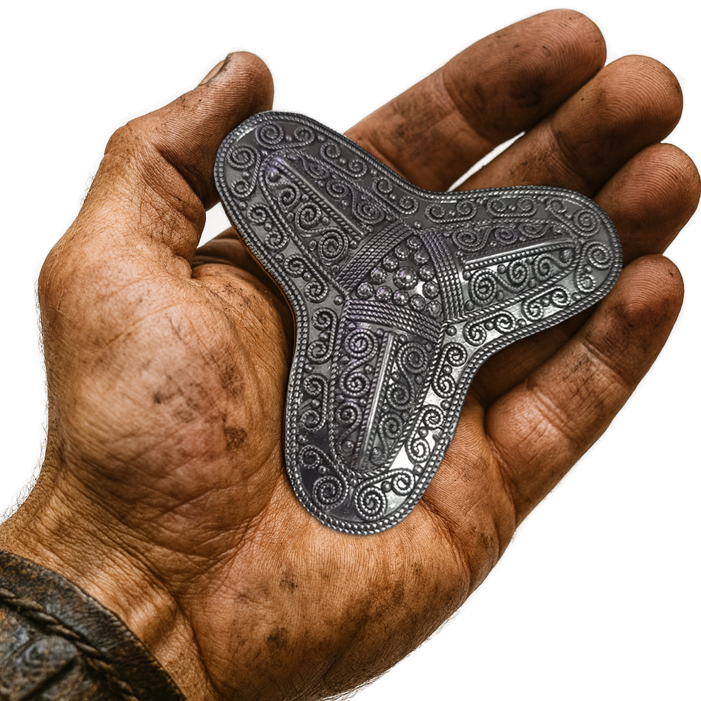 Nordische Gewandnadel – Wikinger Brosche Celtic Brooch aus Metall mit filigranen Mustern, perfekt für LARP, Reenactment und gehalten in einer starken Wikingerhand