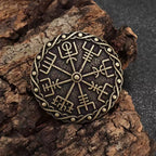 Runde Wikinger Brosche Celtic Brooch in Gold mit Runensymbolen – nordische Gewandnadel aus Metall, detailreich graviert, perfekt für LARP und Reenactment