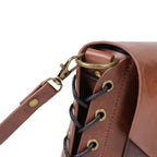 Detailansicht der seitlichen Schnürung der Wikinger Damen-Handtasche – robustes Kunstleder mit schwarzen Lederbändern