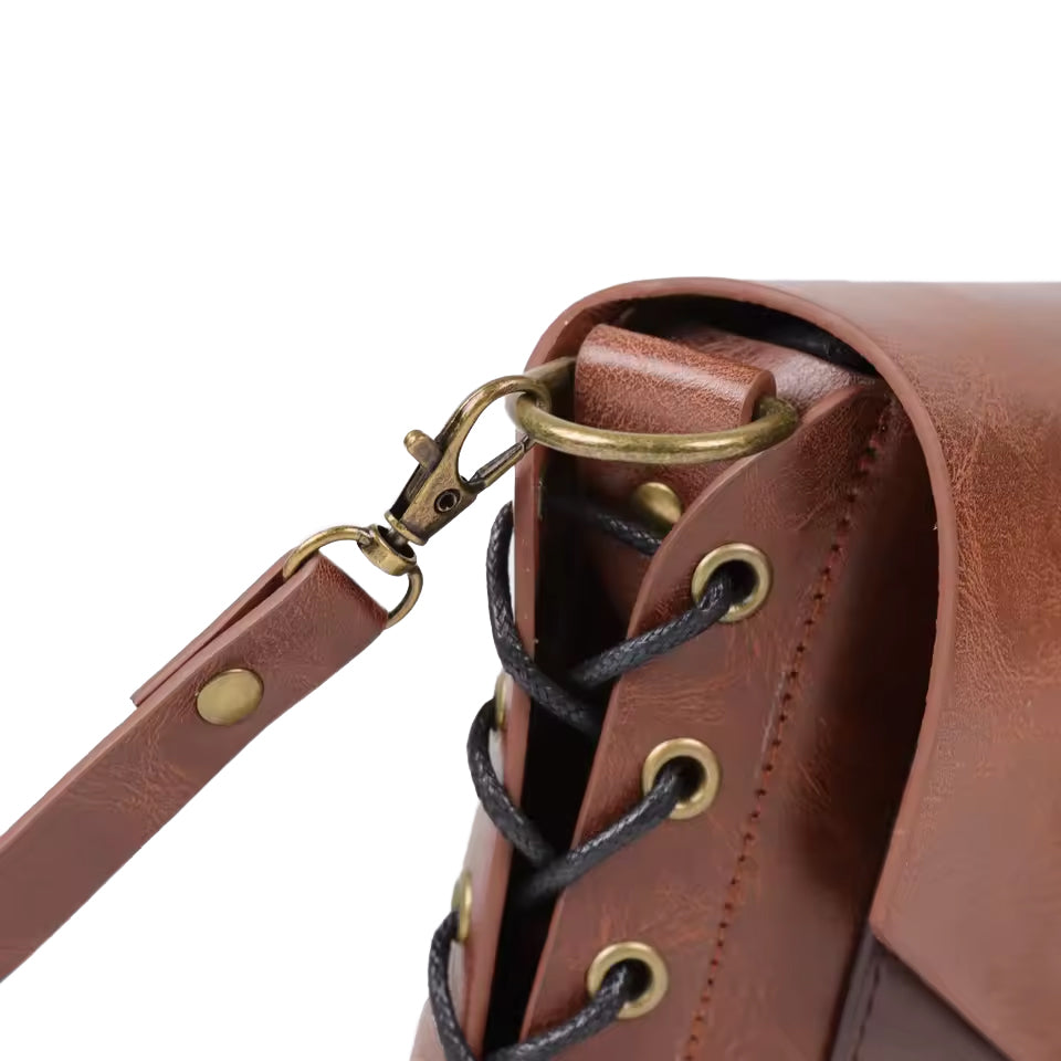 Detailansicht der seitlichen Schnürung der Wikinger Damen-Handtasche – robustes Kunstleder mit schwarzen Lederbändern