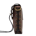 Seitenansicht der Wikinger Damen-Handtasche im Nordskulls Stil – braunes Kunstleder mit antikem Messing und LARP Schnürung