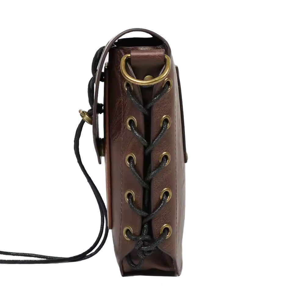 Seitenansicht der Wikinger Damen-Handtasche im Nordskulls Stil – braunes Kunstleder mit antikem Messing und LARP Schnürung