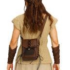 Nordskulls Schildmaid trägt Wikinger Damen-Handtasche aus braunem Kunstleder – authentischer LARP Look mit Wikingerkleidung