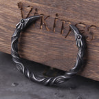 Nordischer Armreif VIKING-OATH aus Edelstahl – präsentiert vor Wikinger-Holzkiste