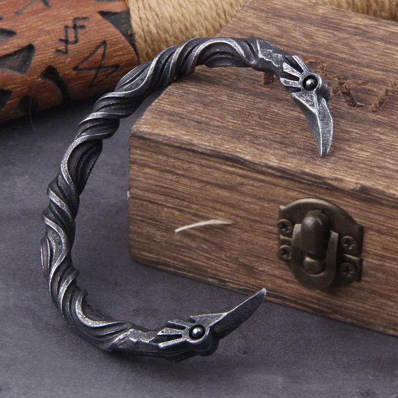 Wikinger Armreif VIKING-OATH – verstellbarer Edelstahl-Armring mit Raben-Köpfen auf Wikinger-Holzkiste