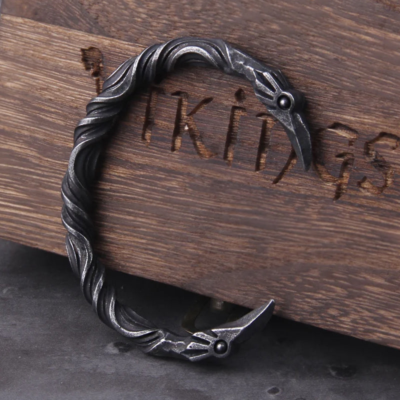 Wikinger Armring VIKING-OATH – Nahaufnahme des Edelstahl-Armreifs mit Raben-Enden