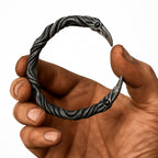 Wikinger Armring VIKING-OATH – gehalten von einer kräftigen Wikinger-Hand, verstellbarer Edelstahl-Armreif