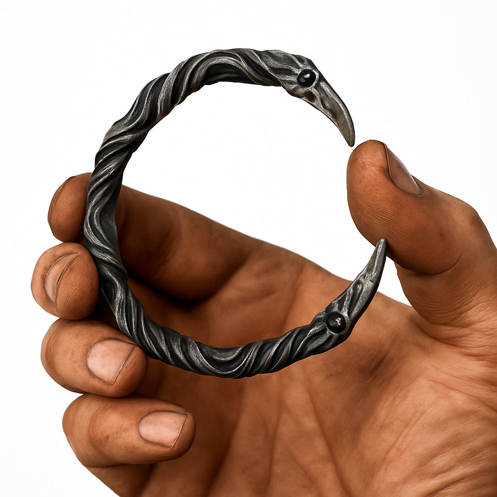 Wikinger Armring VIKING-OATH – gehalten von einer kräftigen Wikinger-Hand, verstellbarer Edelstahl-Armreif