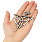 Wikinger-Haarklammer in Frauenhand – nordischer Schmuck im keltischen Stil aus Edelstahl