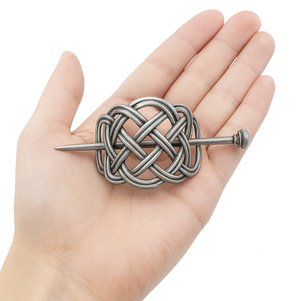 Grösse der Wikinger-Haarklammer – Handfoto mit nordischem Design
