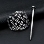 Antik-silberne Wikinger-Haarklammer mit Stab – nordisch auf schwarzem Leder