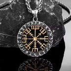 Wikinger Amulett mit Runen, gold-schwarzes Medaillon im nordischen Stil