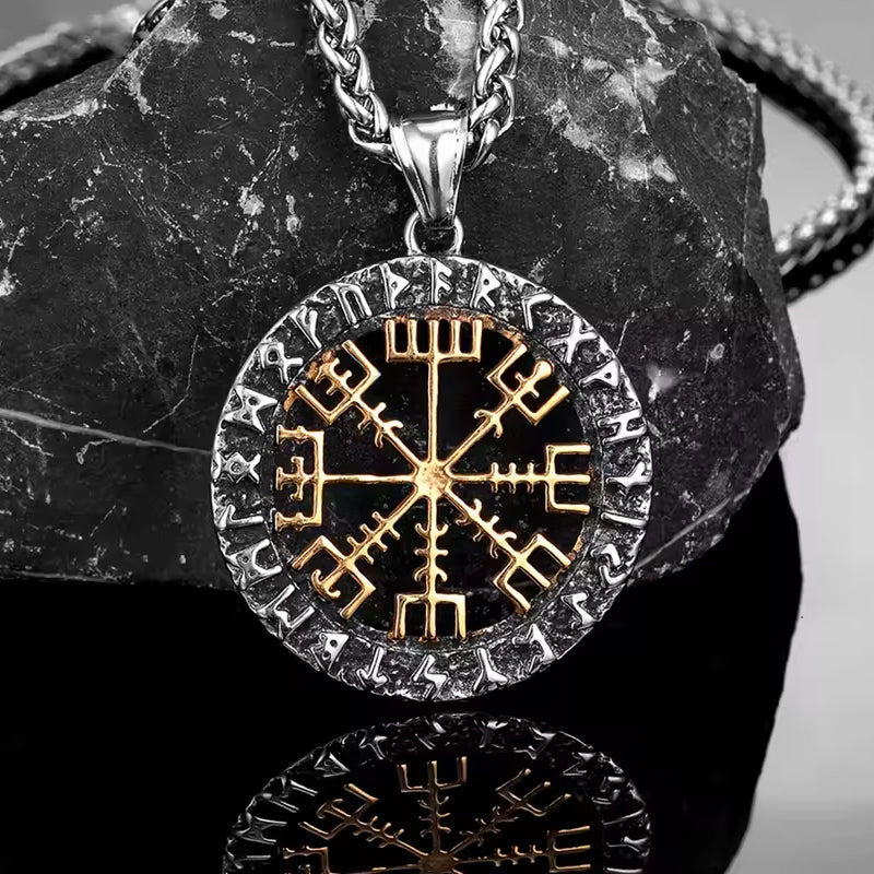 Wikinger Amulett mit Runen, gold-schwarzes Medaillon im nordischen Stil