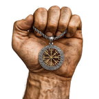 Nordisches Runen-Medaillon – Wikinger Halskette getragen in kräftiger Hand