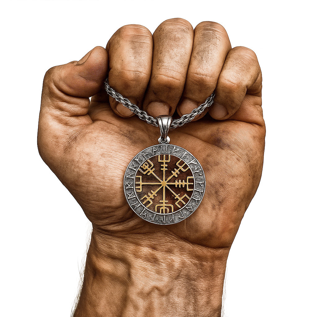 Nordisches Runen-Medaillon – Wikinger Halskette getragen in kräftiger Hand