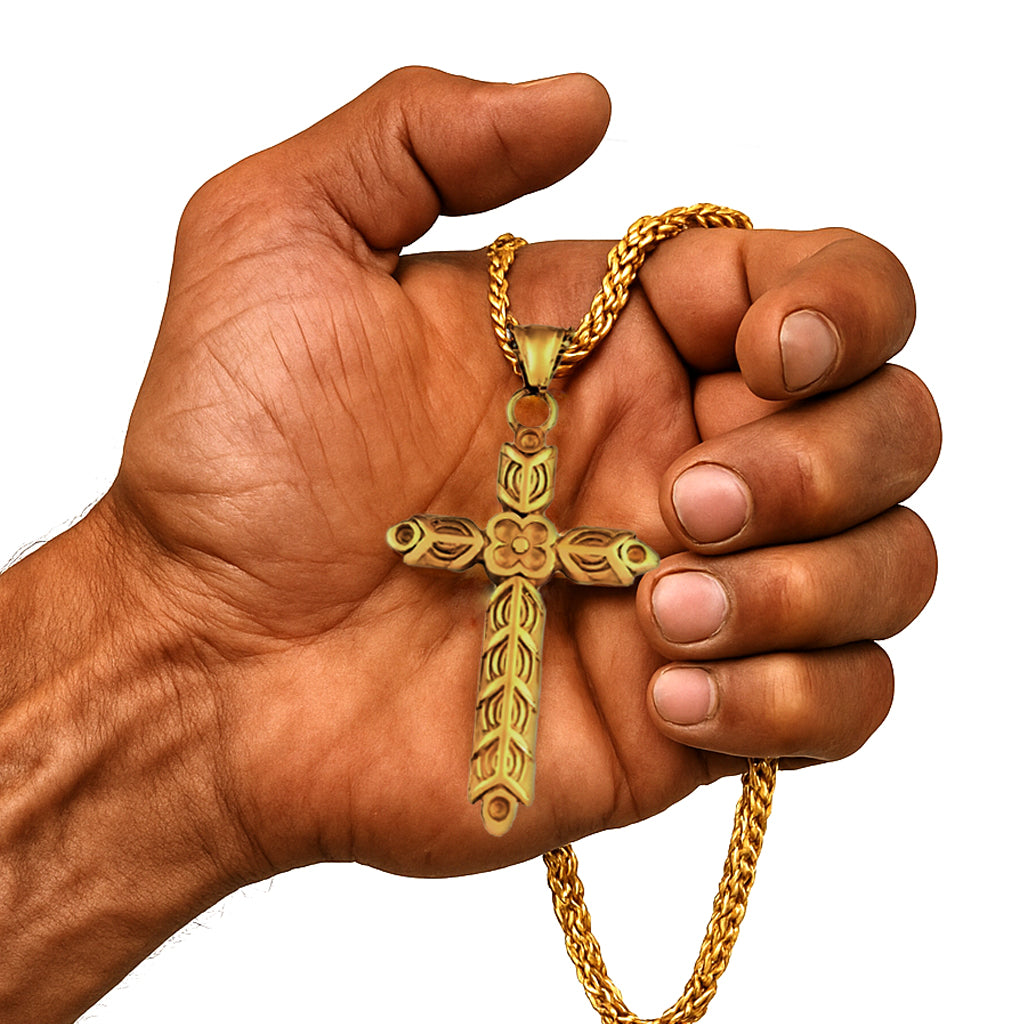 Goldene Wikinger Halskette RAGNARS CROSS aus Edelstahl – Kreuz mit filigraner Gravur, gehalten in einer kräftigen Männerhand