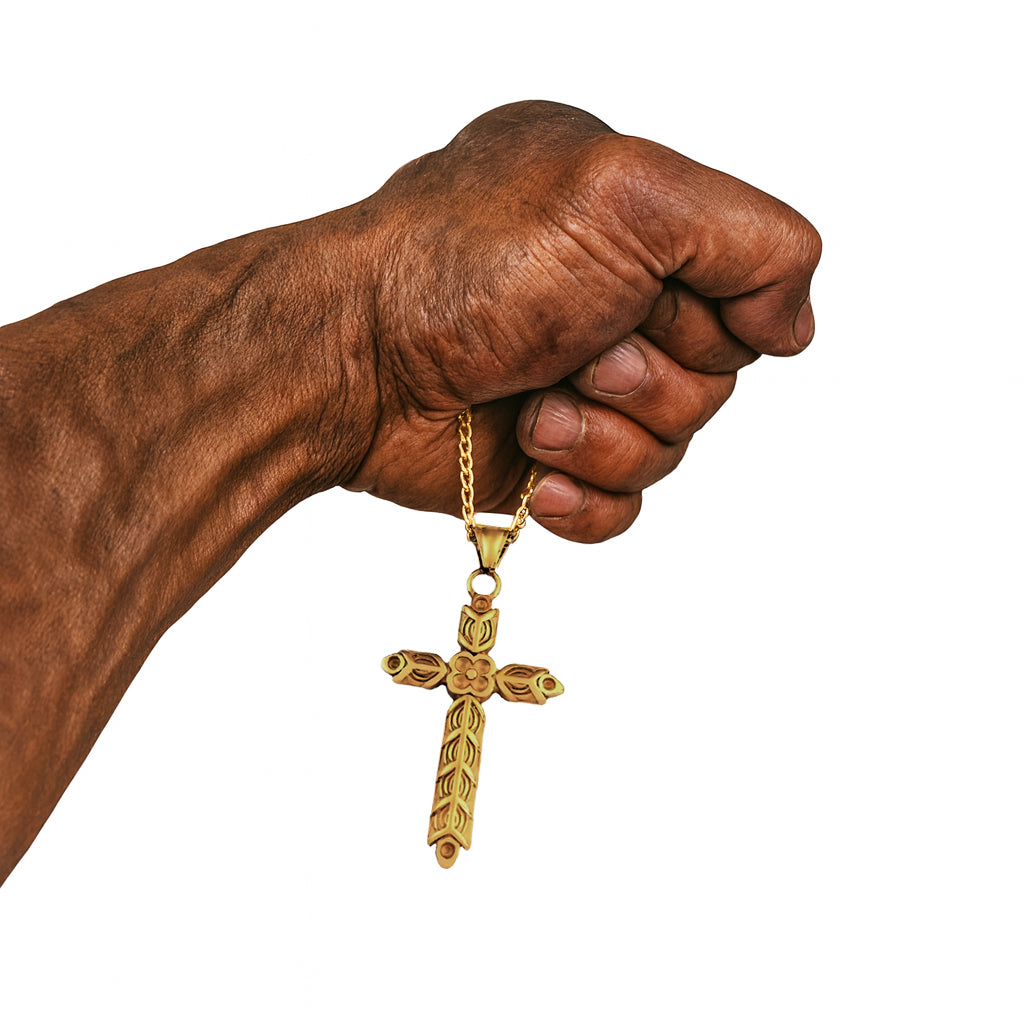 Wikinger Halskette RAGNARS CROSS aus Edelstahl – goldfarbenes Kreuz mit filigranem Muster, gehalten in einer starken Männerhand