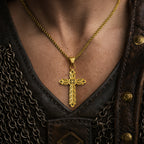 Goldene Wikinger Halskette RAGNARS CROSS – Kreuzanhänger aus Edelstahl auf der Brust eines Kriegers mit Leder und Kettenrüstung