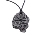 Wikinger Halskette Aegishjalmur – nordischer Runenanhänger in Eisenoptik, getragen in Männerhand