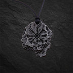 Nordische Halskette mit Aegishjalmur Symbol – Wikinger Runenanhänger Metall auf Schieferplatte