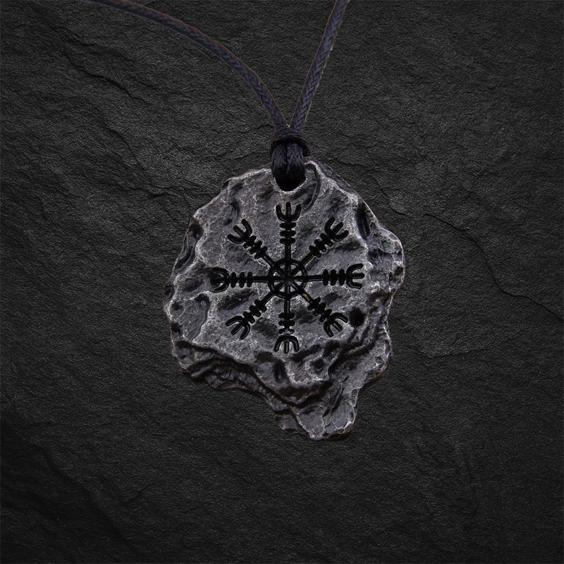 Nordische Halskette mit Aegishjalmur Symbol – Wikinger Runenanhänger Metall auf Schieferplatte