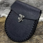 Wikinger Ledertasche FENRIR, fotografiert auf Fellunterlage, rustikales Design für Reenactment & Mittelalter.